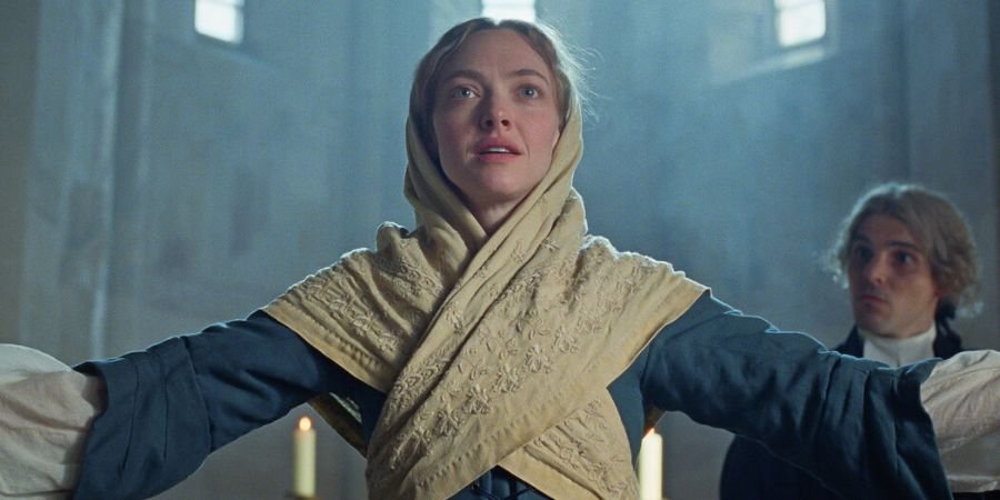 You are currently viewing Amanda Seyfried Triumphs as Best Actress at the Critics Choice Awards